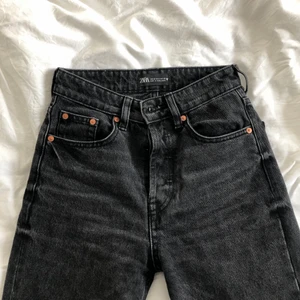 Svarta zara jeans - Intressekoll! Fina zara jeans i storlek 32😊 Säljer då dom tyvärr är för små💞 Skriv privat om du vill ha fler bilder!
