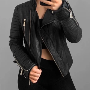 Svart skinnjacka från Chiquelle - Säljer min svarta skinnjacka från Chiquelle i storlek 36! Perfekt för våren! Jackan är i nyskick och köptes för 699kr 💞 Skriv gärna privat om du vill se fler bilder