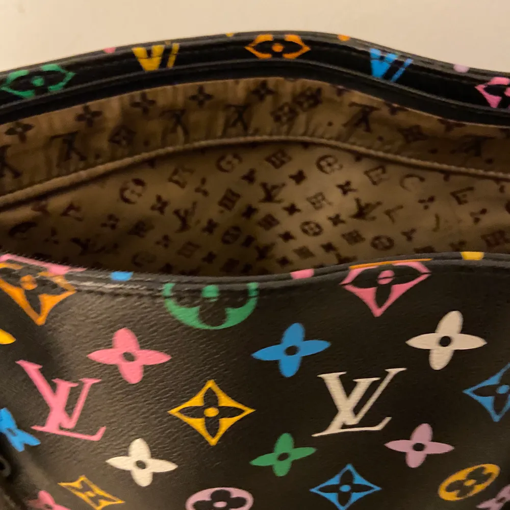 Säljer denna fake Louis Vuitton väska som köptes second hand i somras!💜 fint använt t skick och rätt så stor så med utrymme till mycke! vid intresse eller funderingar skriv gärna!👻💕. Väskor.