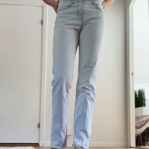 Långa zara jeans - Säljer mina snygga low/ mid rise jeans då de blivit för små. Storlek 36 men skulle säga 34. Jag är 178 och de går ner till anklarna på mig. (Färgen är väldigt ljusblå, nästan vit)