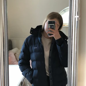 Dunjacka GANT - Säljer min jätte fina dunjacka från GANT. Köpt förra vintern och endast använd den säsongen. Varsamt använd. Köpt för ca.2000 kr. Stl. 170 