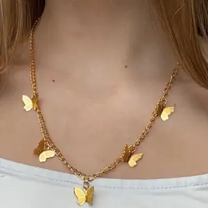 Jättegulliga handgjorda halsband med guldiga fjärilsberlocker 🦋🤍✨