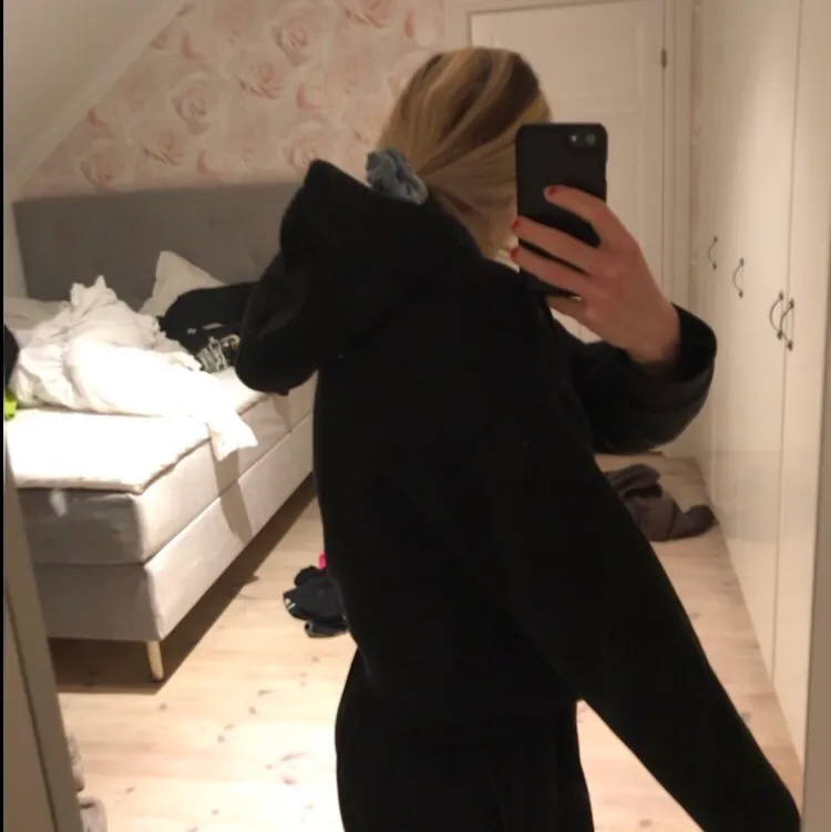 Säljer min svarta hoodie från zara i st S som är slutsåld. Den är inte använd mycket och är i väldigt bra skick 🤗 säljer för 100kr eller högsta bud, köparen står för frakten 🤎 . Hoodies.