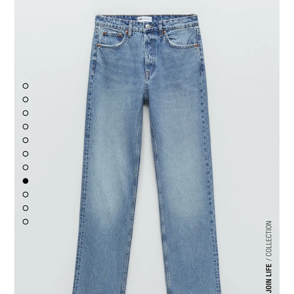 Säljer dessa trendiga jeans från Zara. De är storlek 38 så de blir lite oversized. Dem är jättesnygga mid waist och har perfekt längd för mig som är 173 cm. Säljer för att jag råkade köpa två par! Högsta budet ligger på 380kr inkl frakt (Buda privat eller i kommentarerna)                                                            . Jeans & Byxor.