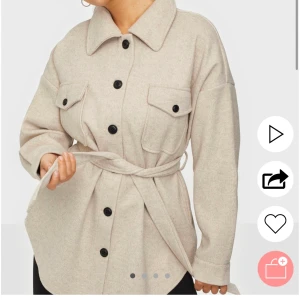 Vårjacka Nelly - schaket/vårjacka/kappa från nelly i strl 36. helt ny!