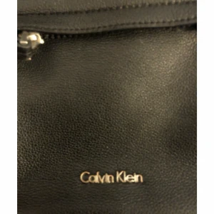 Calvin Klein axelväska  - Calvin Klein axelväska 