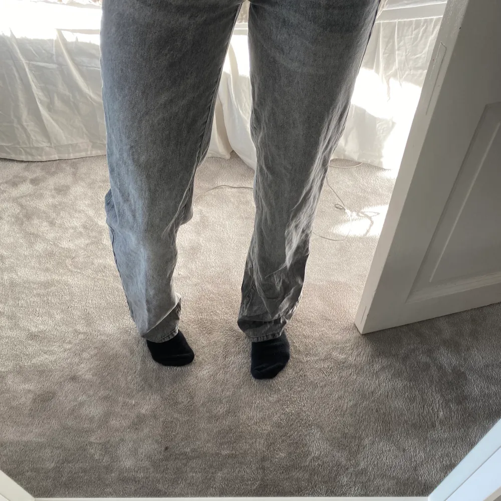 Ett par gråa zara jeans som varit använda max 4 gånger. Jag är 173 och de är långa på mig. 💓 . Jeans & Byxor.