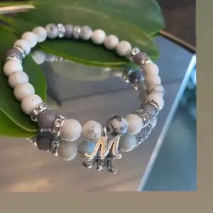 La perle UF säljer egna handgjorda armband med många olika vackra pärlor. En av våra favoriter är marmorpärlorna som används för att lindra stress och för att motverka sömnlöshet. Lägg till berlock för 8 kr!