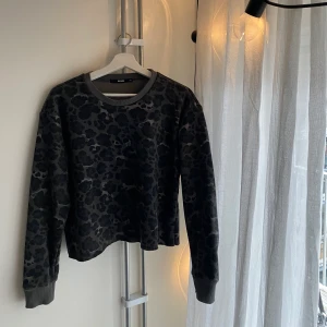 Tröja BikBok - Jättesnygg och cool tröja/sweatshirt från Bik Bok. Har nästan aldrig använt den och därför säljer jag den. Den finns inte i butik längre och är i bra skick. Tröjan passar XS-S 