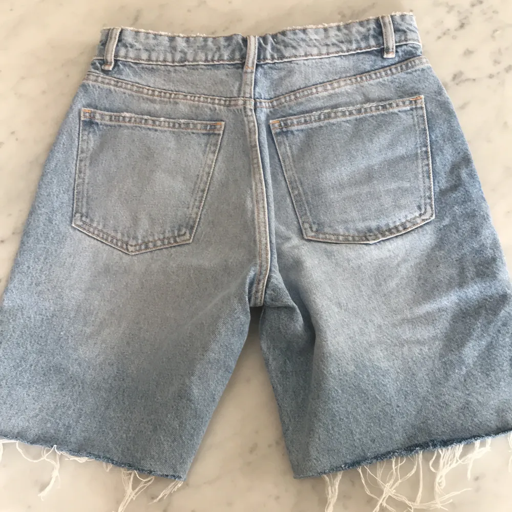 Mom shorts från Zara i storlek 36. Säljer för att de är för små. Använda 1 gång. Köpare står för fraktkostnad, total kostnad 262 kr. Shorts.