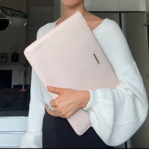 Datorfodral - Ljusrosa / beige datorfodral från ideal of sweden med guld detaljer. Skriv för mer bilder! Kommer med dustbag. Välanvänd, därav priset. Nypris: 899kr. Kan mötas upp i Jönköping eller Vaggeryd annars tillkommer fraktkostnad🤍