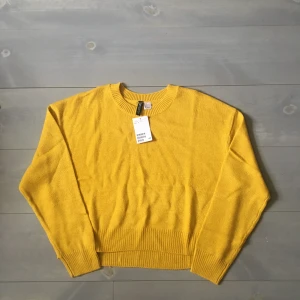 Hm  - En gul tröja i storlek S, aldrig använd, prislappen kvar, väldigt skön men färgen passade inte mig så bra