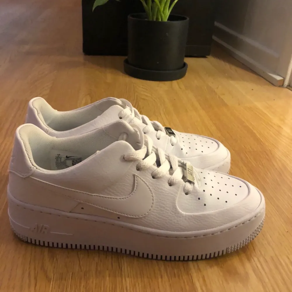 Hej! Säljer mina Nike air force i modellen Sage som tyvärr var lite för små, därför endast använda ett fåtal gånger så i jättebra skick! De är i storlek 38. Säljes för 800 kr plus frakt som köparen står för ❤️. Skor.