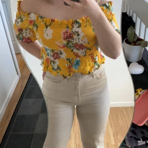 Två toppar ifrån gina tricot  - Är i storlek M/36