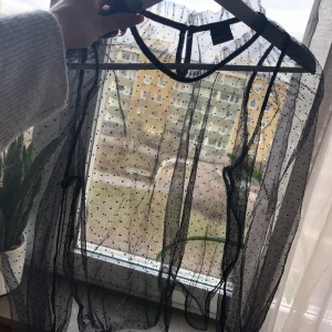 Transparent prickig tröja  - Supersöt prickig transparent tröja, använd vid 2 tillfällen. Frakt ingår. Står storlek XS i den men skulle säga den passar S och M lika bra då den är stretchig