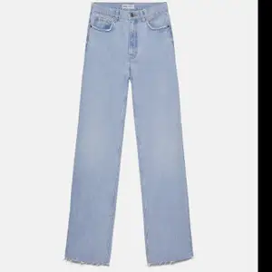 Säljer dessa ljusblå zara jeans som är högmidjade och lite wide/straight modell. Nåt ner till marken på mig l jag är 172. Storlek 34. Iprincip helt oanvända 