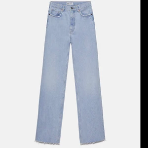 Zara jeans - Säljer dessa ljusblå zara jeans som är högmidjade och lite wide/straight modell. Nåt ner till marken på mig l jag är 172. Storlek 34. Iprincip helt oanvända 