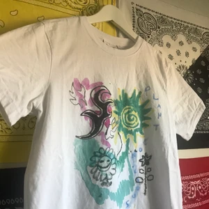 Unik fet t-shirt - En super frän t-shirt, super oversized så passar som en större M! DEN ÄR VIT. Tvättat en gång. Först i kvarn, KÖP NU!