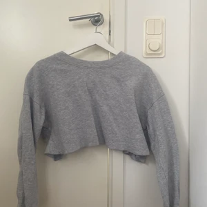 Crop top - Säljer denna fina gråa crop toppen som tyvärr inte kommer till användning