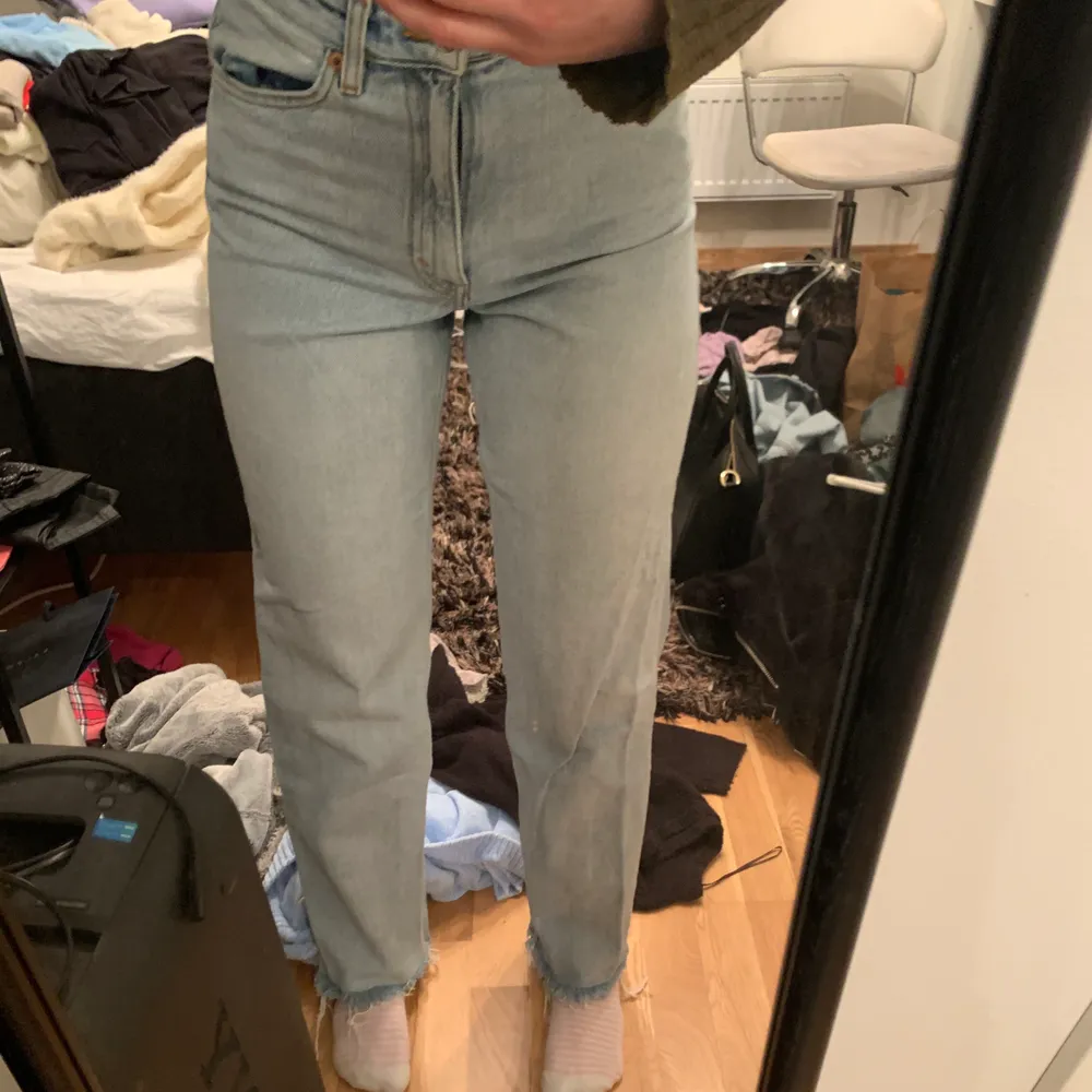 Monki jeans i storlek 24, av klippa där nere.. Jeans & Byxor.