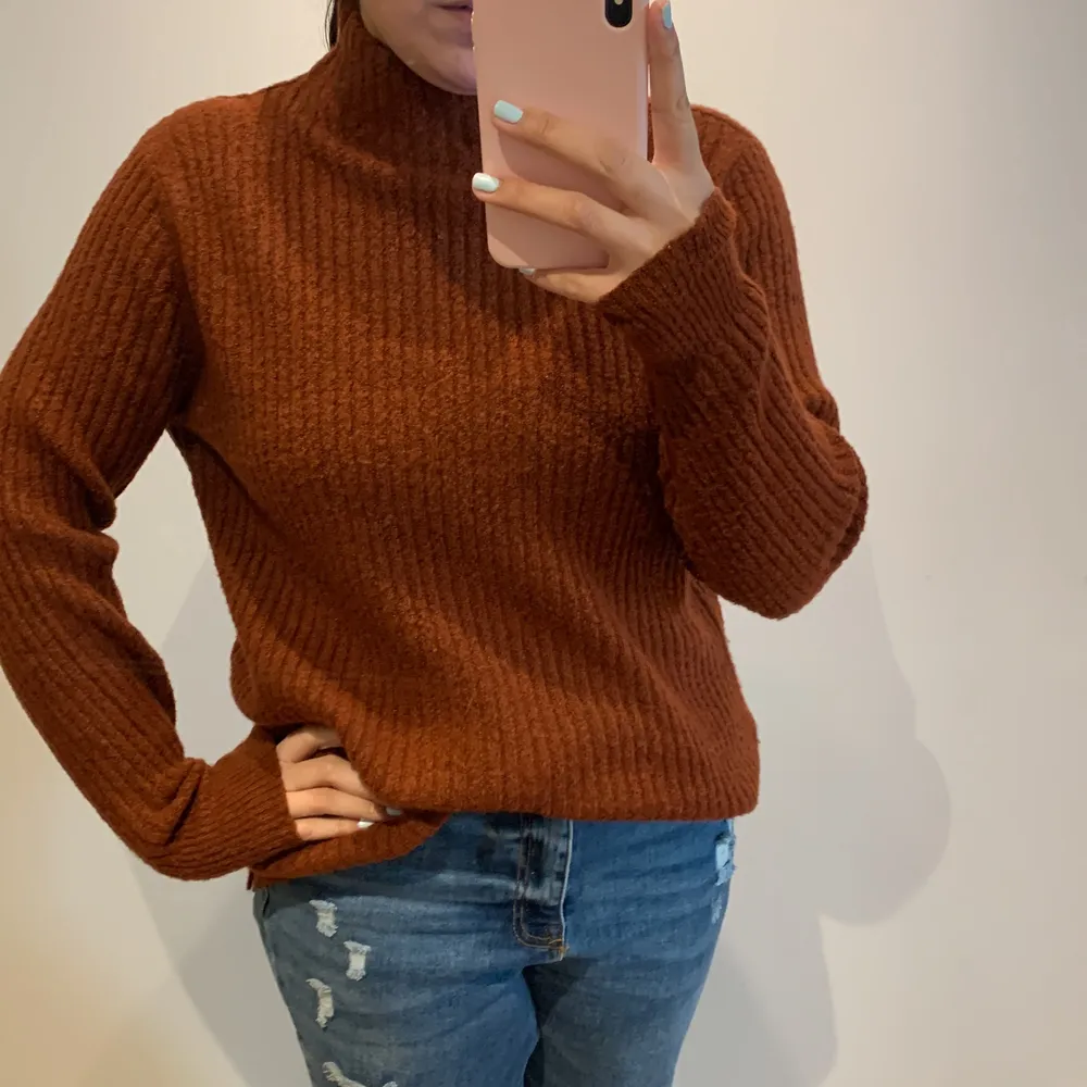 Super cozy and warm sweater in perfect color for spring. Stickat.