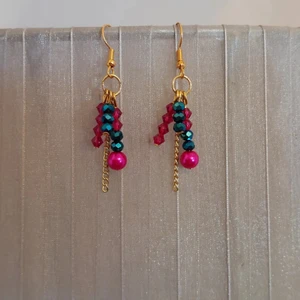 Örhängen  - Handgjorda örhängen i cerise och marinblåa färger med liten guldkedja.