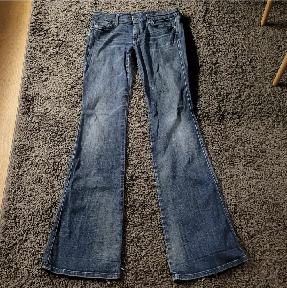 Lånade bilder från SecondButFirst!! Jättefina lågmidjade bootcut jeans från 7 for all mankind köpta på plick, lite nött material längst ner vid hälarna men annars fint skick. 85 cm i innerbenslängden, 84 cm i midja/höft💖. Jeans & Byxor.