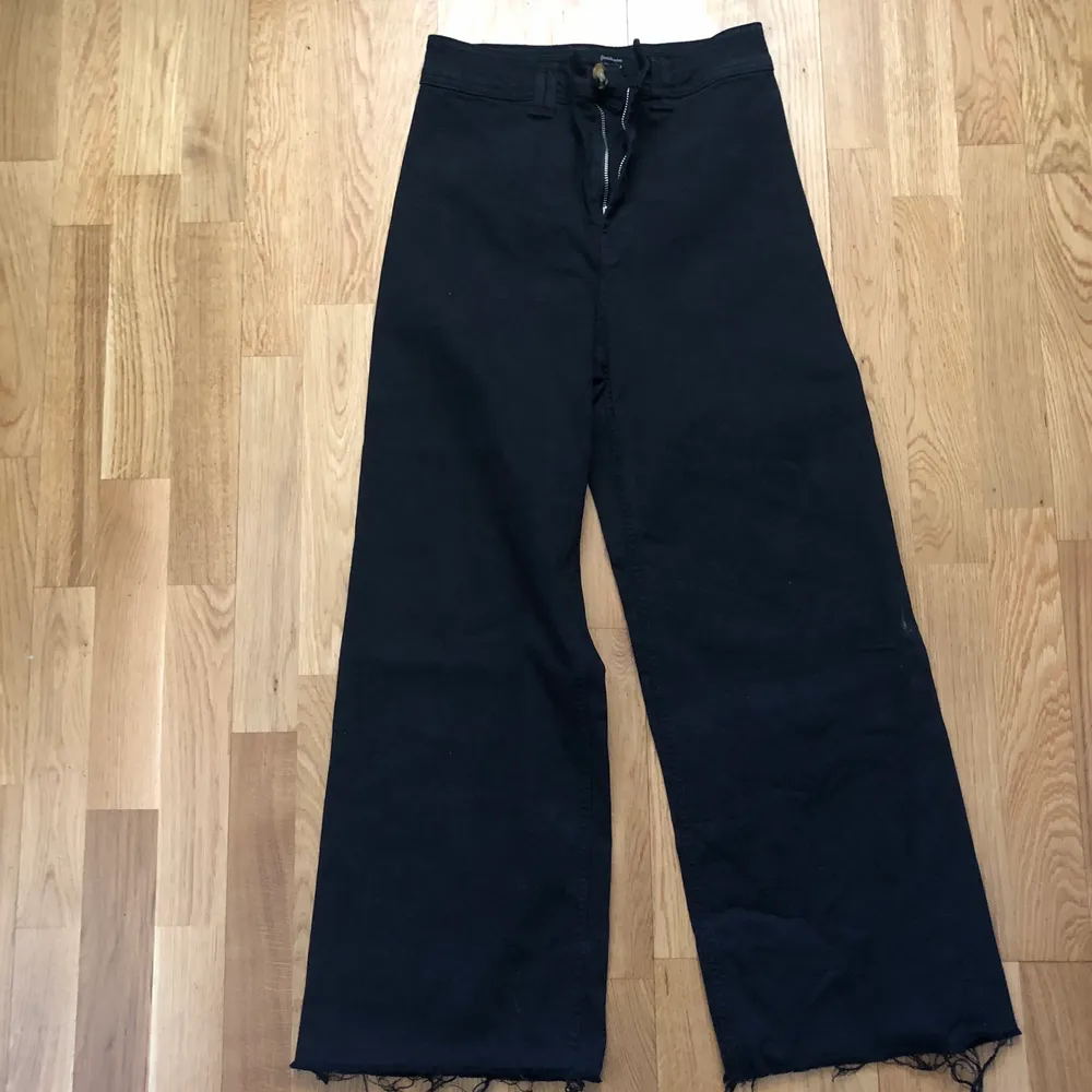 Svarta super Flare jeans från stradivarius i storlek 36. Om du vill ha en bild på hur dem sitter på hör bara av dig så skickar jag:). Jeans & Byxor.