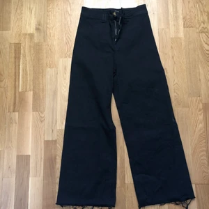 Svarta Flare jeans  - Svarta super Flare jeans från stradivarius i storlek 36. Om du vill ha en bild på hur dem sitter på hör bara av dig så skickar jag:)