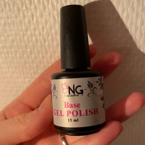 Base gel polish - Helt nytt, säljes pga jag aldrig använde grejerna, köpt för 125kr, frakten är 27kr. Pris är fast. Postbevis och gåva ingår alltid 