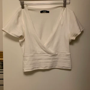 Bikbok topp - Urringad topp från Bikbok. Den ser ut att vara jättedjup i urringningen men det är inte lika djup på. Beror på hur stor byst man har. Endast anvönd ett fåtal gånger därav nyskick. Det är strl L men jag som brukar ha M funkar den toppen på också.