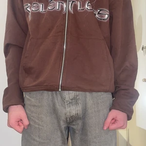 Brun relentless zip hoodie - En brun hoodie från night addict som jag använt ett par gånger, köpt från zalando.