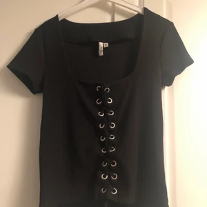 Korsett-topp från Nelly - Svart topp med fyrkantig urringning i korsettstil. Väldigt stretchig. Storlek xs men passar även en mindre medium. Jättefint skick