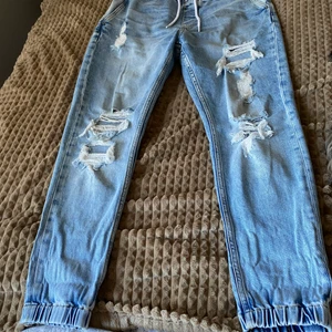 Bershka baggy jeans Stl M - Super tuffa jeans i baggy modell med snörning i midjan och mudd i benslut. Mycket fint skick.