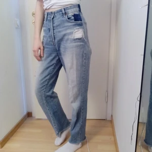 High Waisted Vintage Jeans - Ett par blåa high waisted vintage jeans med snygga mörkblå detaljer 💙 De är ripped på benen och nere vid fötterna. De var tidigare i storlek 31 i midja, men jag sydde in dem så skulle säga att de nu är i storlek 27. Pris kan diskuteras 🙌