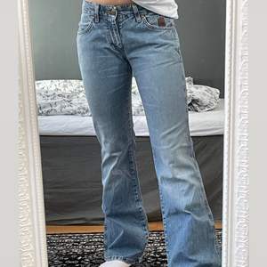 Vintage lowwaist jeans av märket crocker💕 frakt tillkommer.                                                                      Innebenslängd ca 79cm, Midjemått ca 75cm                
