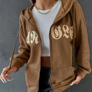 Tröja strl s - Fin brun tröja från shein  det står nått på tröjan men vet inte själv 🤪 säljer denna pga ful färg på mig. Den är jätteskön att ha på sig, fleece material inuti. Köp +frakt ❤️