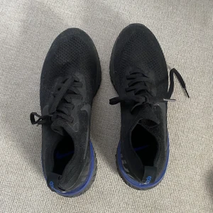 Träningsskor  - ett par löpar/träningsskor som inte kommit till användning! jättebra skick, nypris 1 800kr