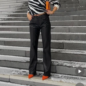 Skinnbyxor  - PU byxor från NA-KD. Sparsamt använda och bra skick. Storlek 36. 