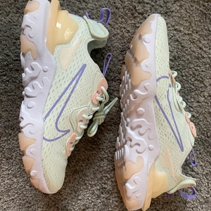 NIKE NSW React Vision  - Helt nya React Vision i storlek 38,5. Sjukt bekväma och mjuka. Passar bra för jobb, träning eller promenader. Kan posta det men du står för frakt 📦 (ord pris 1400kr)