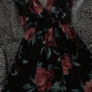 Haileys klänning - Klänning från märket Haileys. Aldrig använd. Inköpt sommaren 2019. 