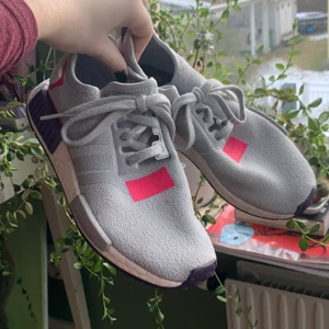 Adidas skor boost  - Träningsskor från adidas✌🏼👀💕 funkar bra att träna i eller bara ha på sig i vardagen! Kommer tvättas innan frakt