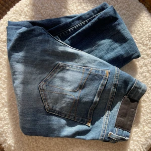 Tiger Of Sweden - Säljer dessa jeans från Tiger Of Sweden! De passar storlek 28. Jeansen är i fint skick! Jag är 175 med långa ben och de passar perfekt på mig. Skicka ett meddelande till mig för fler bilder eller frågor! 🥰
