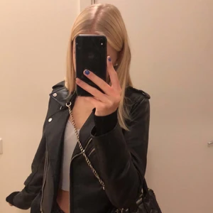 Skinnjacka  - Säljer denna skinnjackan i st S som tyvvär har blivit för liten på mig! ❤️❤️ frakt 66 kr