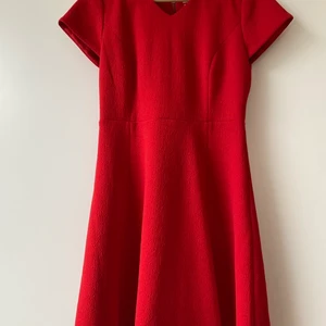 Vacker röd klänning från Gant - Fantastisk röd klänning från Gant. Härligt material som känns lite lyxigare och snyggt med lång dragkedja i ryggen. Storlek XS. Material enligt bild. Endast använd ett fåtal gånger och jag hittar ingenting att anmärka på.