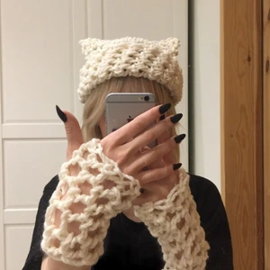 Cat beanie vår edition - Tar nu emot beställningar på mina custom cat beanies o handledsvärmare ja virkat själv💕 kommer i alla färger, former o storlekar (bilden visar hur de kan se ut) o är tunna o glesa så man kan ha dem nu i vår o sommar! Går o köpa matchande mössa o handledsvärmare. Priset för ett kit är 250 kr, enskild mössa 150 o handledsvärmare 125. Frakt för kit och mössa är 26 kr o för handledsvärmare 13💕 rabatt vid köp av flera 