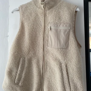 Beige väst  - Beige väst från Lindex i storlek S 
