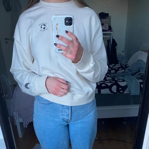 Vit sweatshirt - Frakt tillkommer, men bor du i Uppsala kan vi mötas upp istället. Tröjan är knappt använd. Oversized