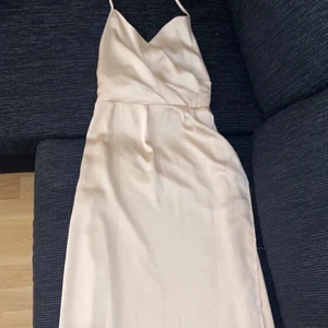 Balklänning  - Jättefin balklänning som är typ champange/ljusrosa, den har en slits på ena sidan. storlek 32 och midjemåttet är 64cm, kan skicka mer bilder på hur den sitter på det är bara att skriva privat 💞 köpare står för frakten☺️ 