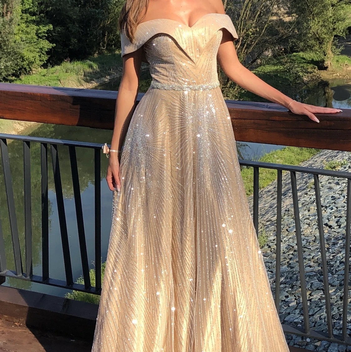 Champagnefärgad balklänning